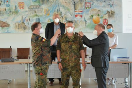 Die Soldaten werden vor dem kreishaus verabschiedet